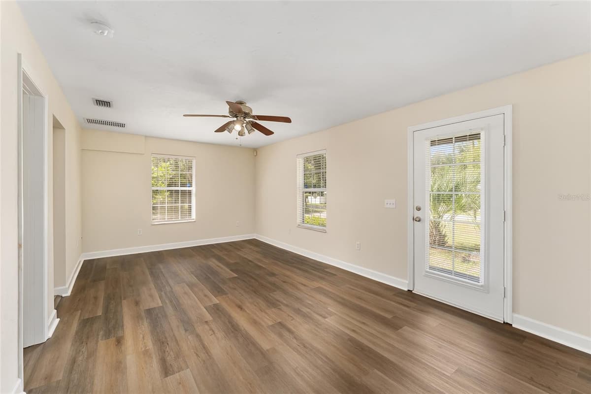 18673 252ND STREET — photo 4 of 40