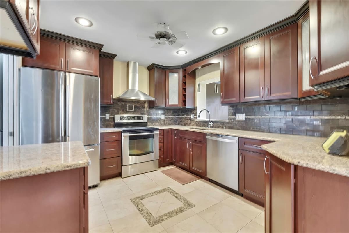 8801 MANOS CIRCLE — photo 5 of 20