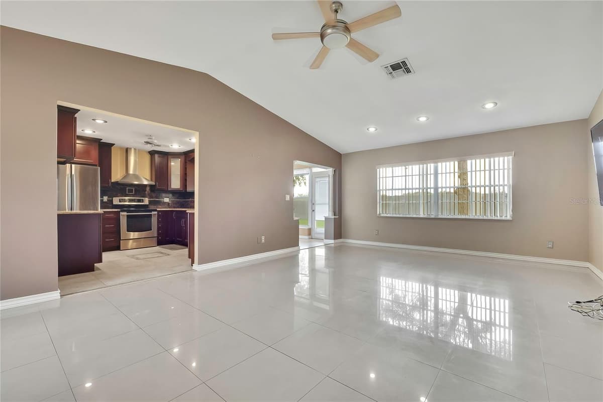 8801 MANOS CIRCLE — photo 11 of 20