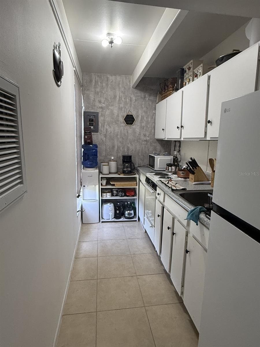 4719 CLUB CIRCLE — photo 2 of 20