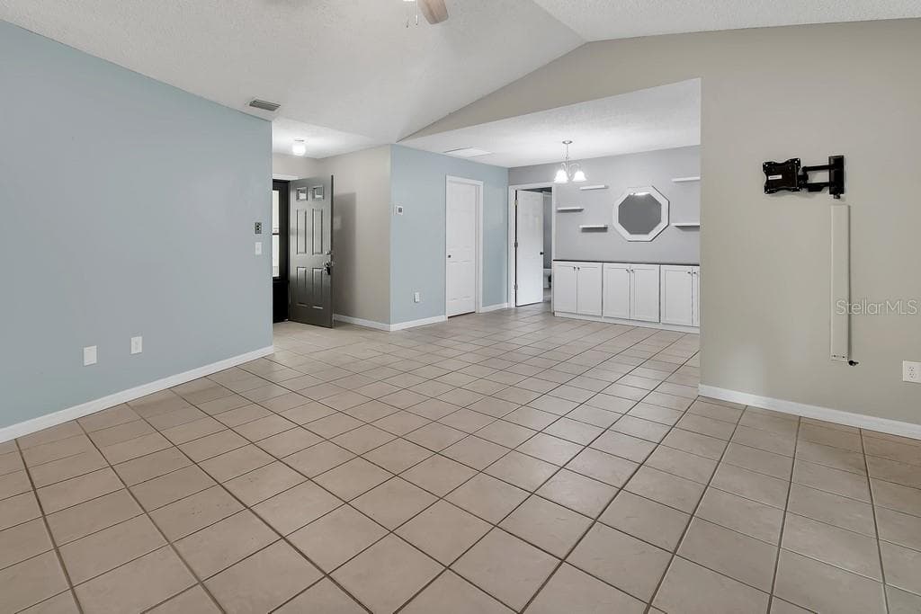 235 RETTA STREET — photo 11 of 32