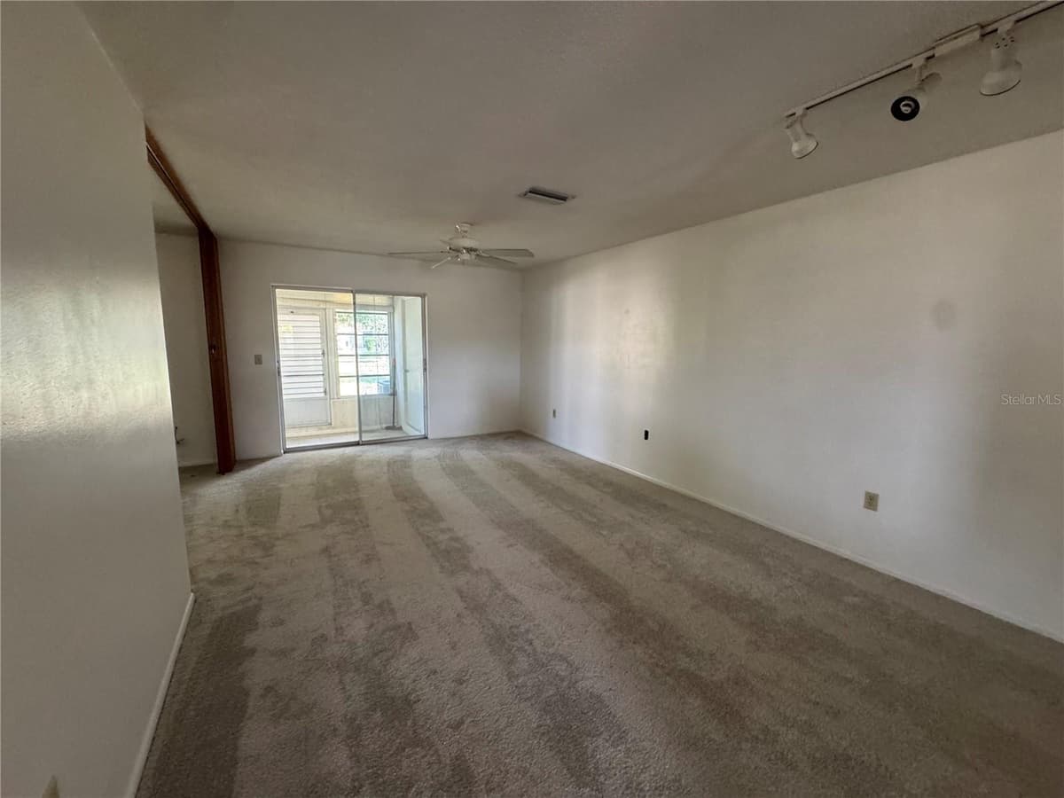 652 PARK CIRCLE — photo 10 of 22