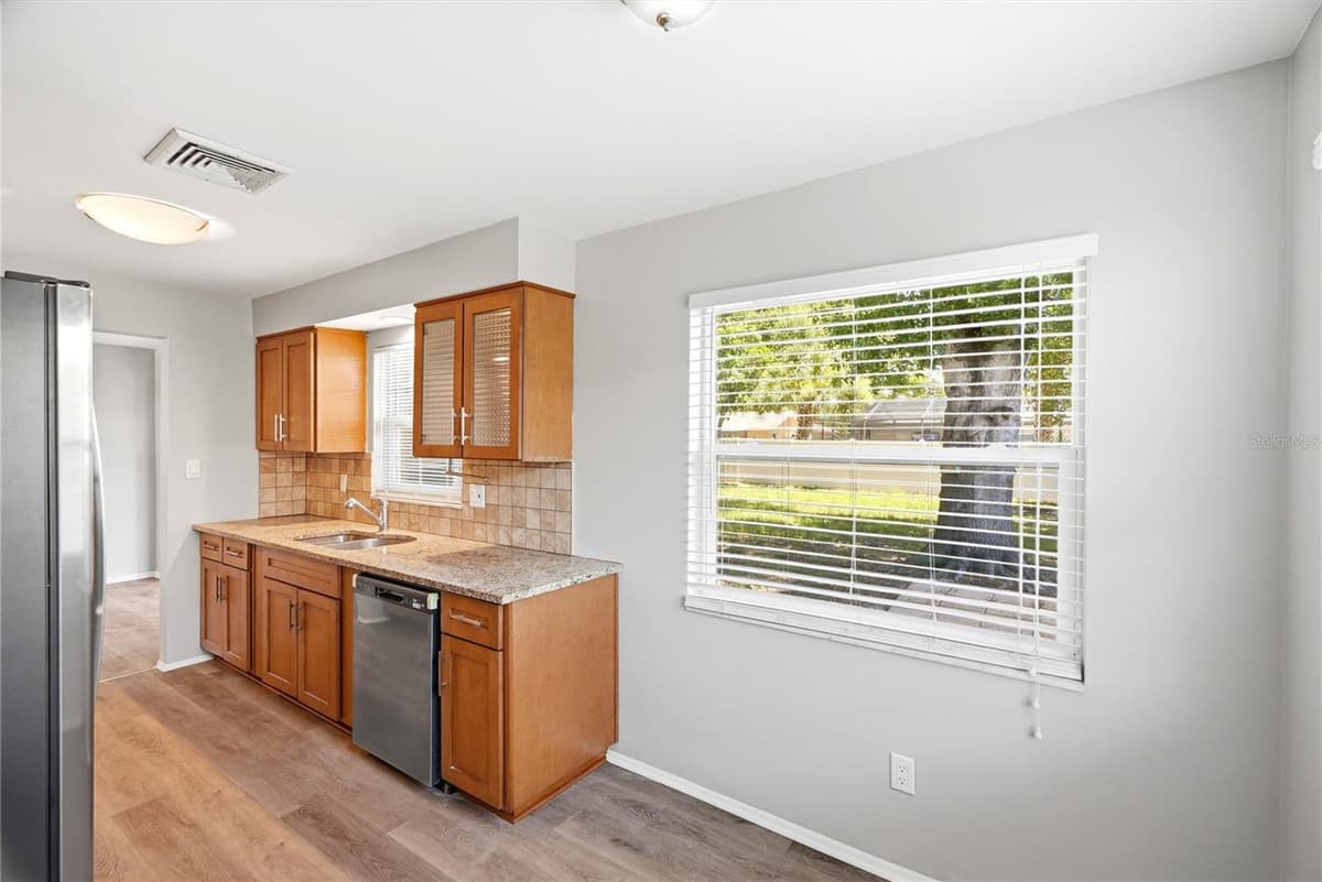 2437 RUTLAND LANE — photo 9 of 32