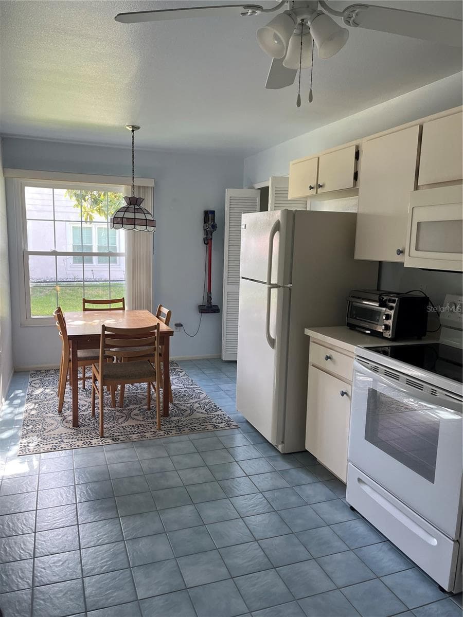 2387 BENTLEY DRIVE — photo 6 of 17