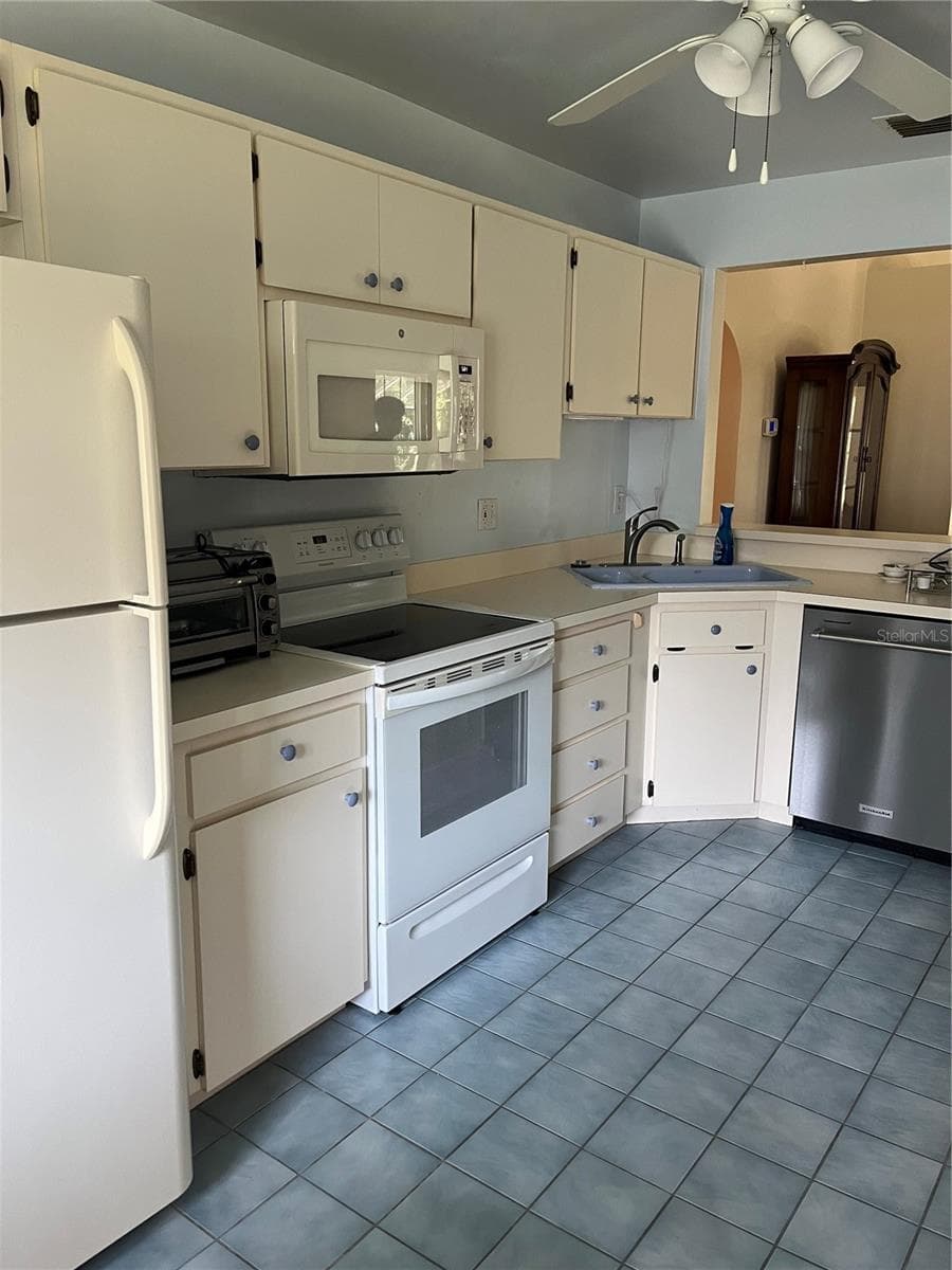 2387 BENTLEY DRIVE — photo 7 of 17