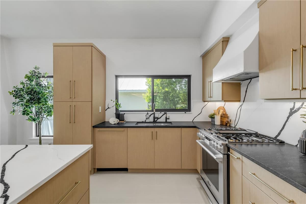 813 1ST AVENUE — photo 23 of 74
