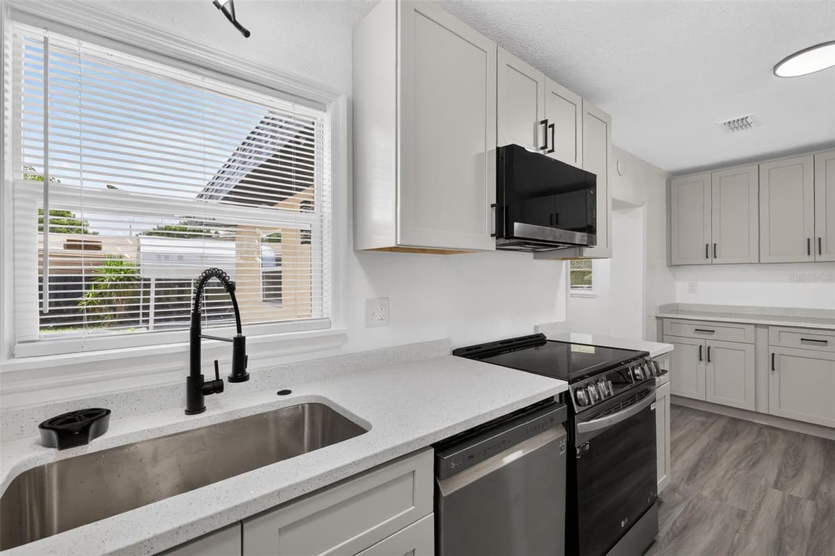 708 CINDY AVENUE — photo 18 of 37