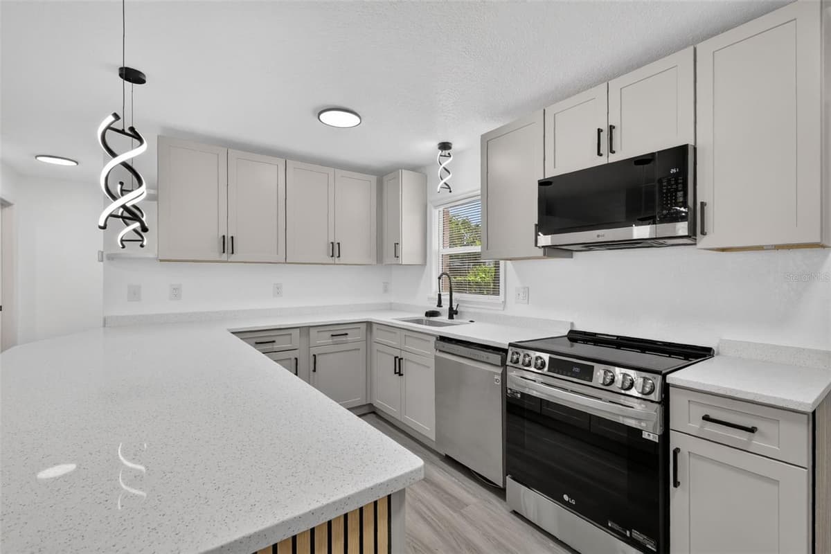 708 CINDY AVENUE — photo 14 of 37