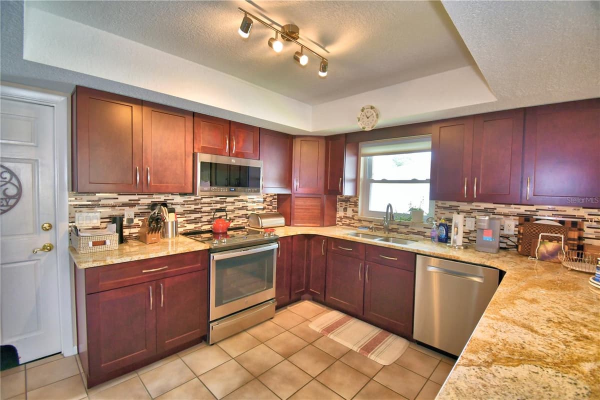 902 CRESTVIEW DRIVE — photo 36 of 73