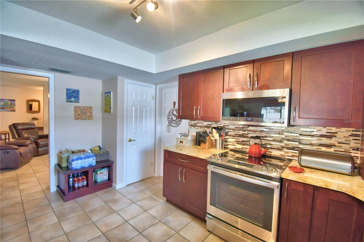 902 CRESTVIEW DRIVE — photo 39 of 73