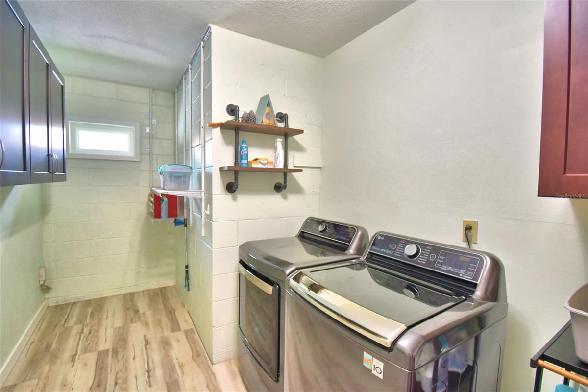 902 CRESTVIEW DRIVE — photo 40 of 73