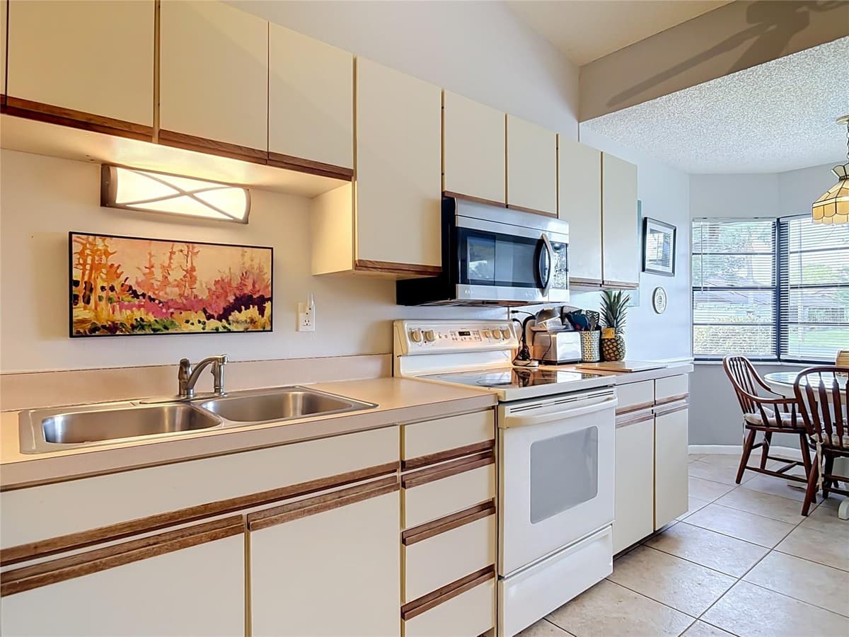 935 EASTRIDGE DRIVE — photo 4 of 45