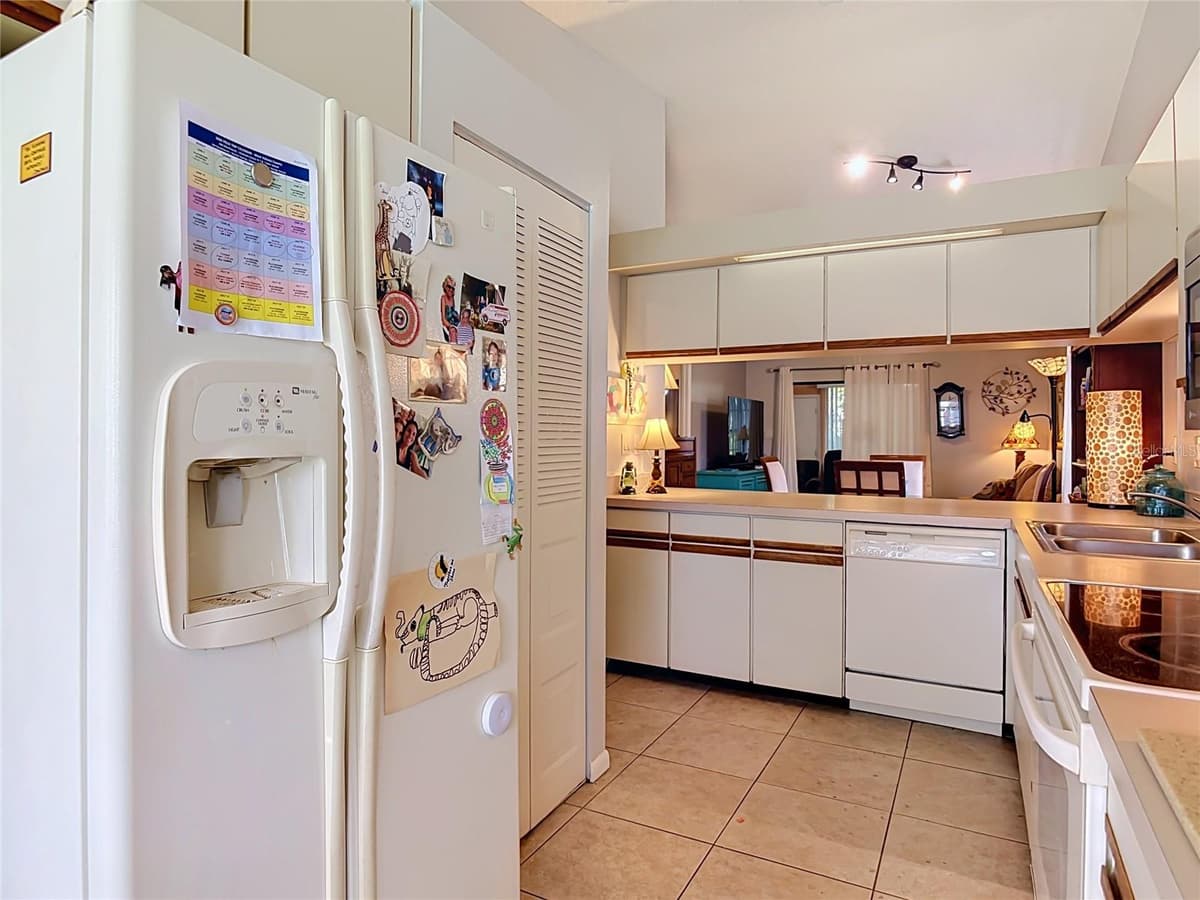 935 EASTRIDGE DRIVE — photo 9 of 45