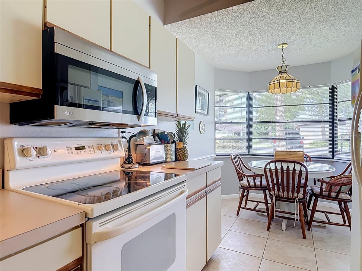 935 EASTRIDGE DRIVE — photo 6 of 45