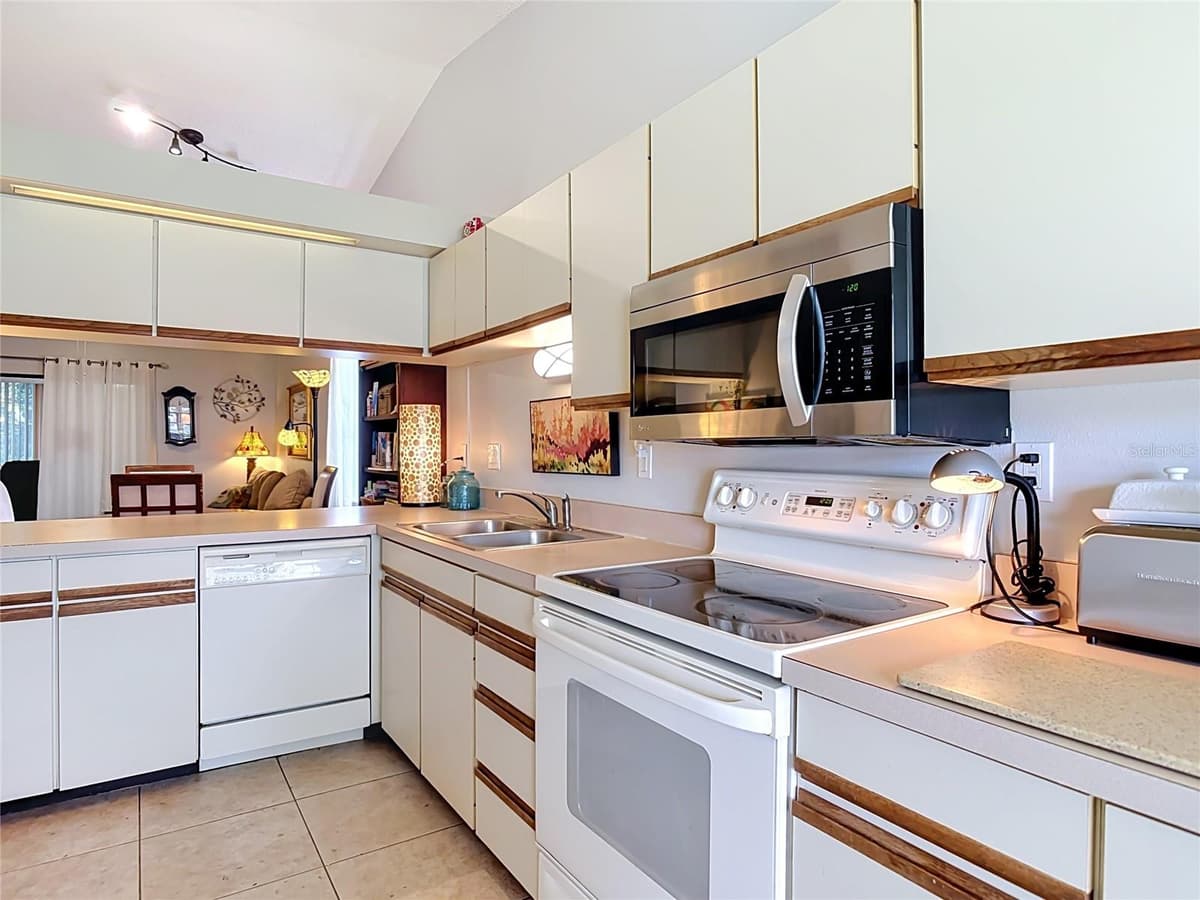 935 EASTRIDGE DRIVE — photo 10 of 45