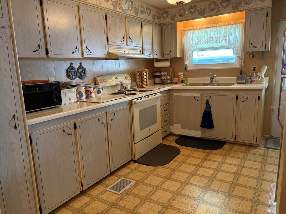 5304 CHERRY HILL AVENUE — photo 11 of 74