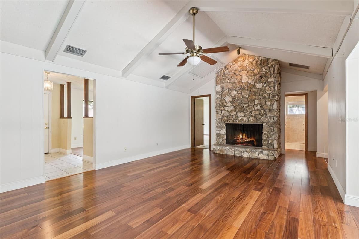 211 HICKORY DRIVE — photo 10 of 71