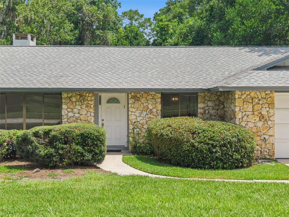211 HICKORY DRIVE — photo 4 of 71