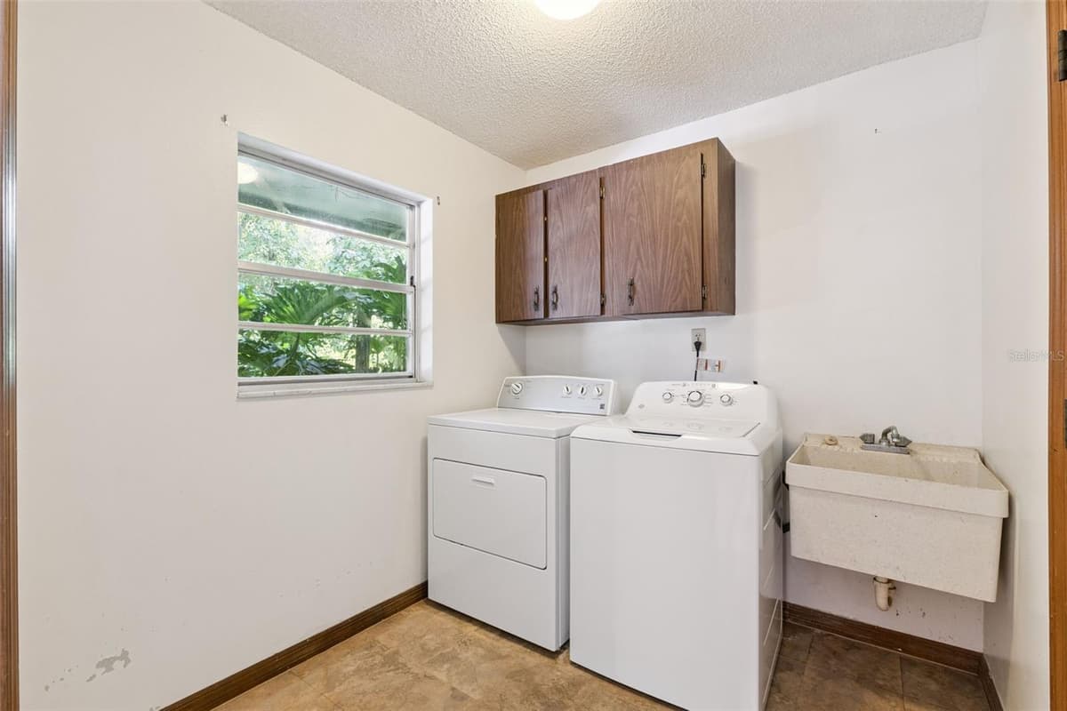 211 HICKORY DRIVE — photo 33 of 71