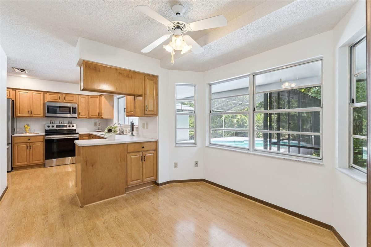 211 HICKORY DRIVE — photo 15 of 71