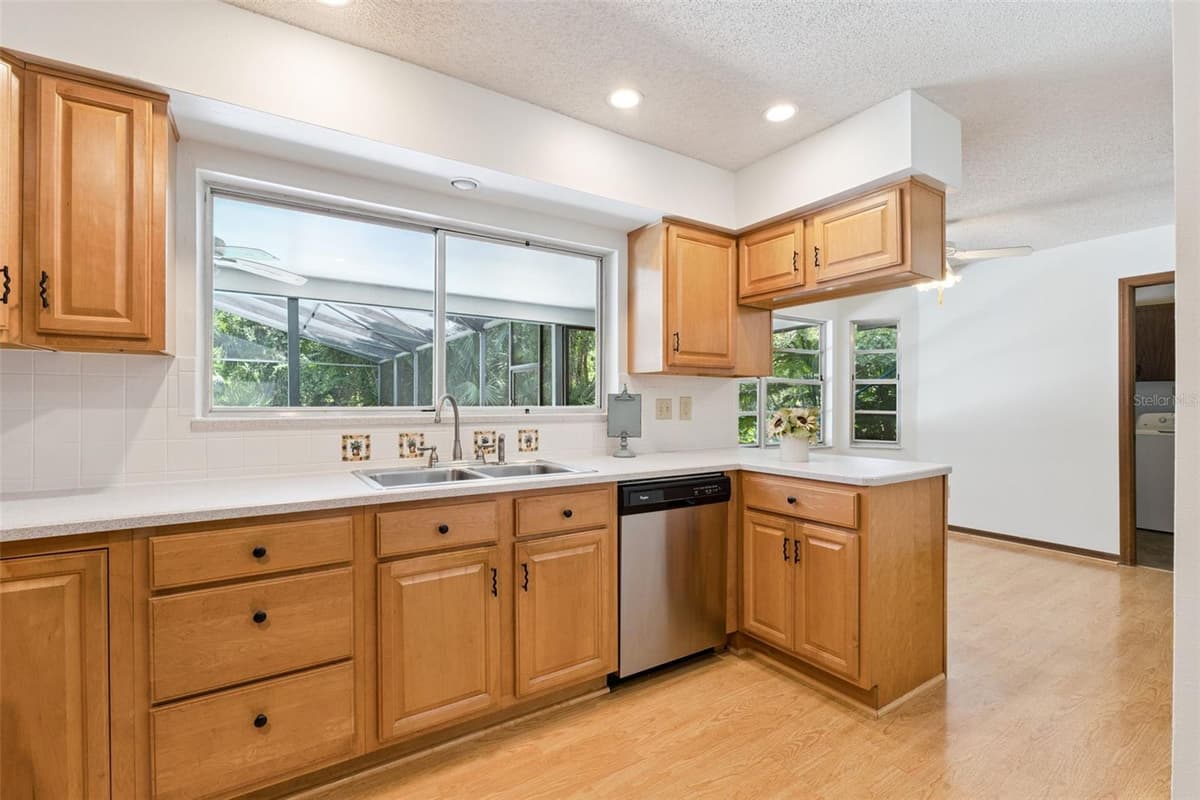 211 HICKORY DRIVE — photo 18 of 71