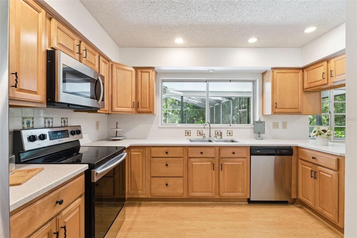 211 HICKORY DRIVE — photo 16 of 71