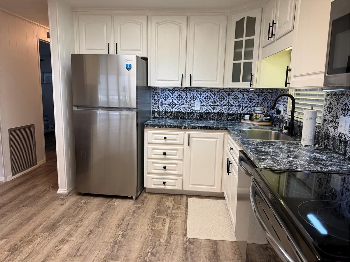 12260 HALLMARK AVENUE — photo 4 of 29