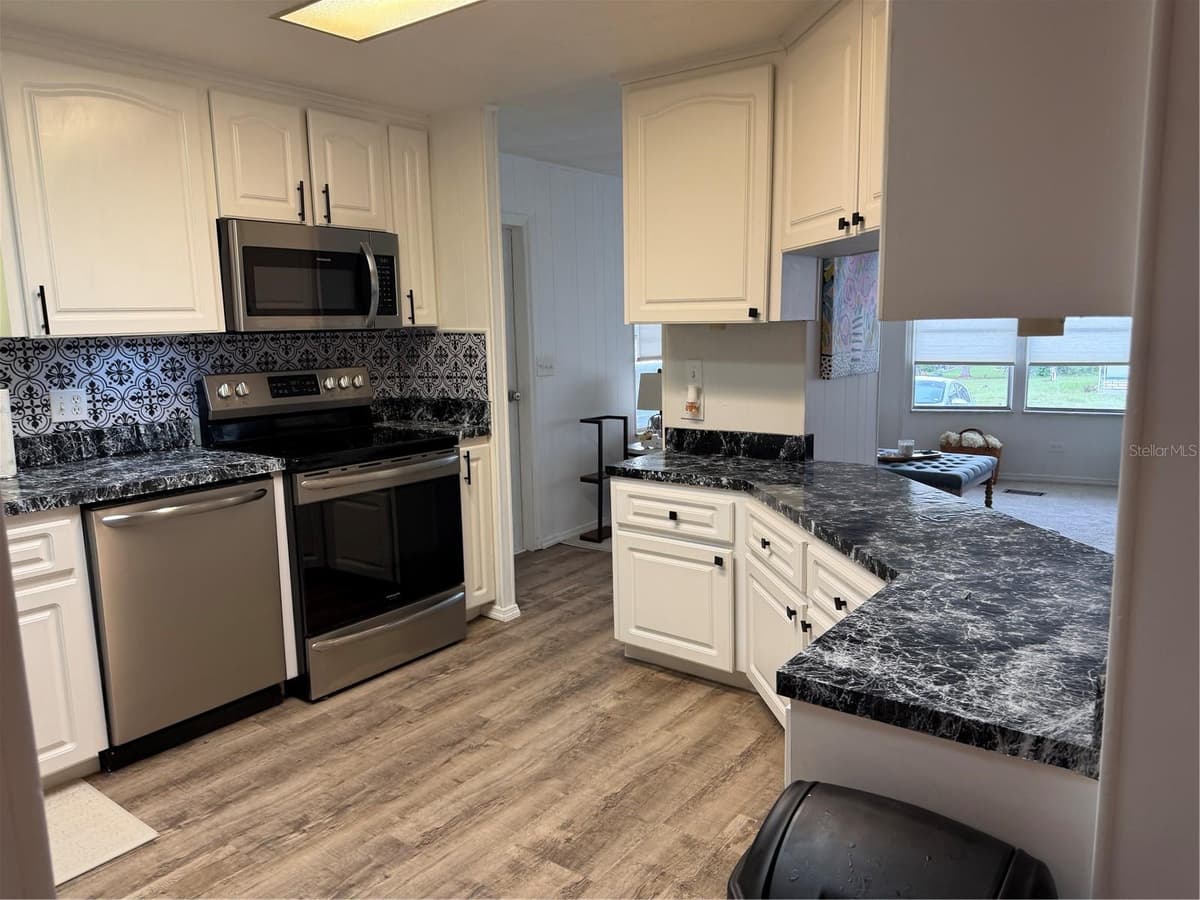 12260 HALLMARK AVENUE — photo 3 of 29