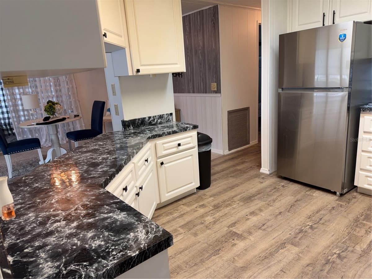 12260 HALLMARK AVENUE — photo 5 of 29