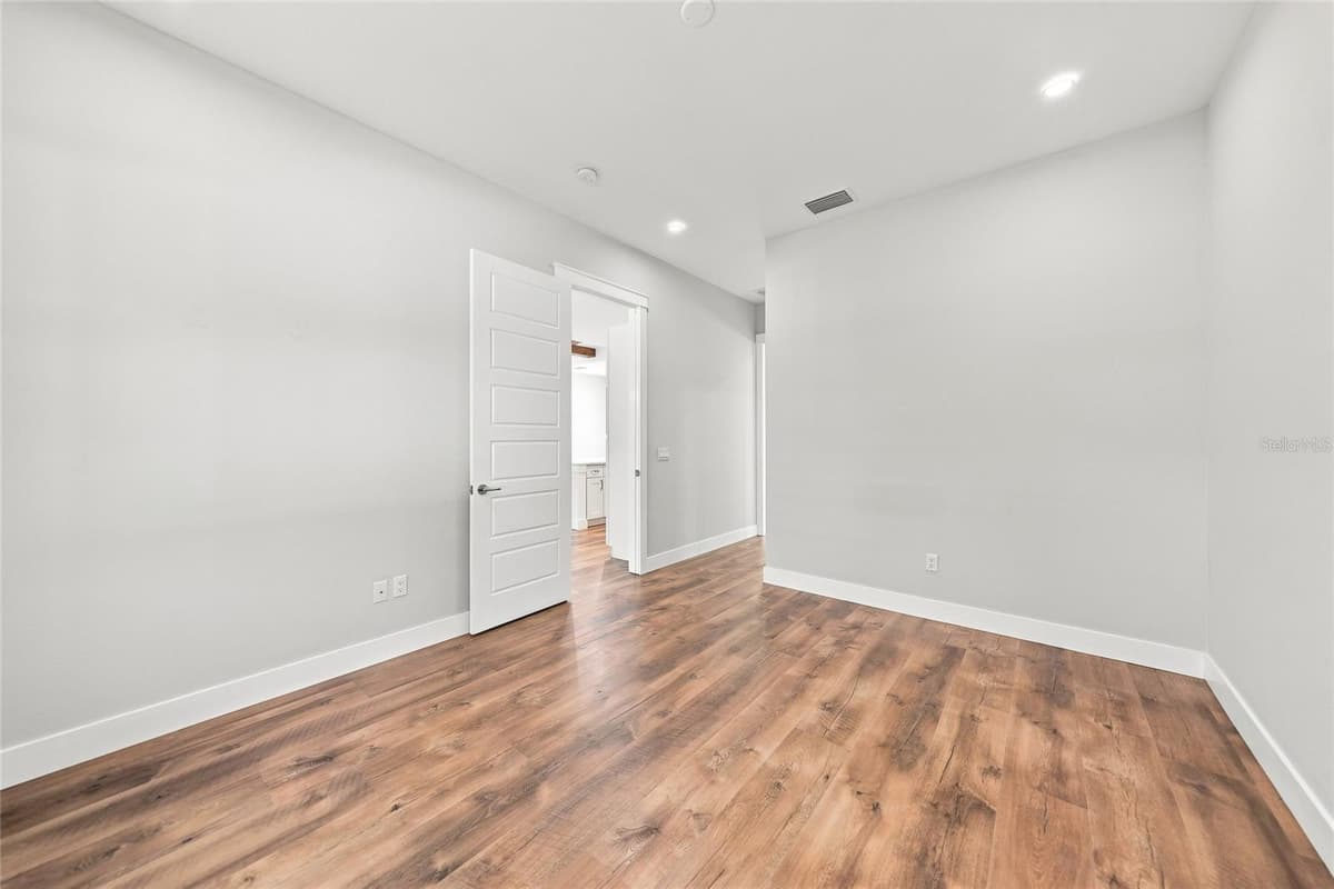 2592 INGLES AVENUE — photo 28 of 64