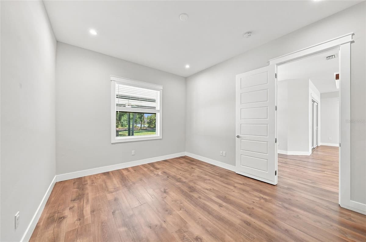 2592 INGLES AVENUE — photo 27 of 64