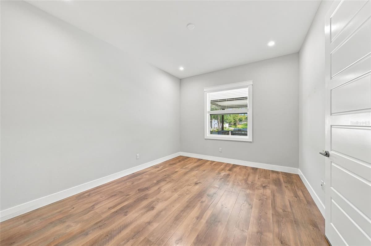 2592 INGLES AVENUE — photo 26 of 64