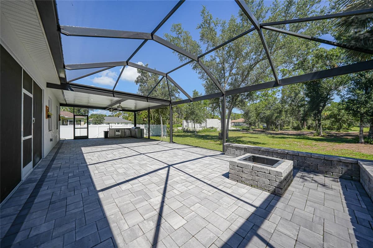 2592 INGLES AVENUE — photo 4 of 64