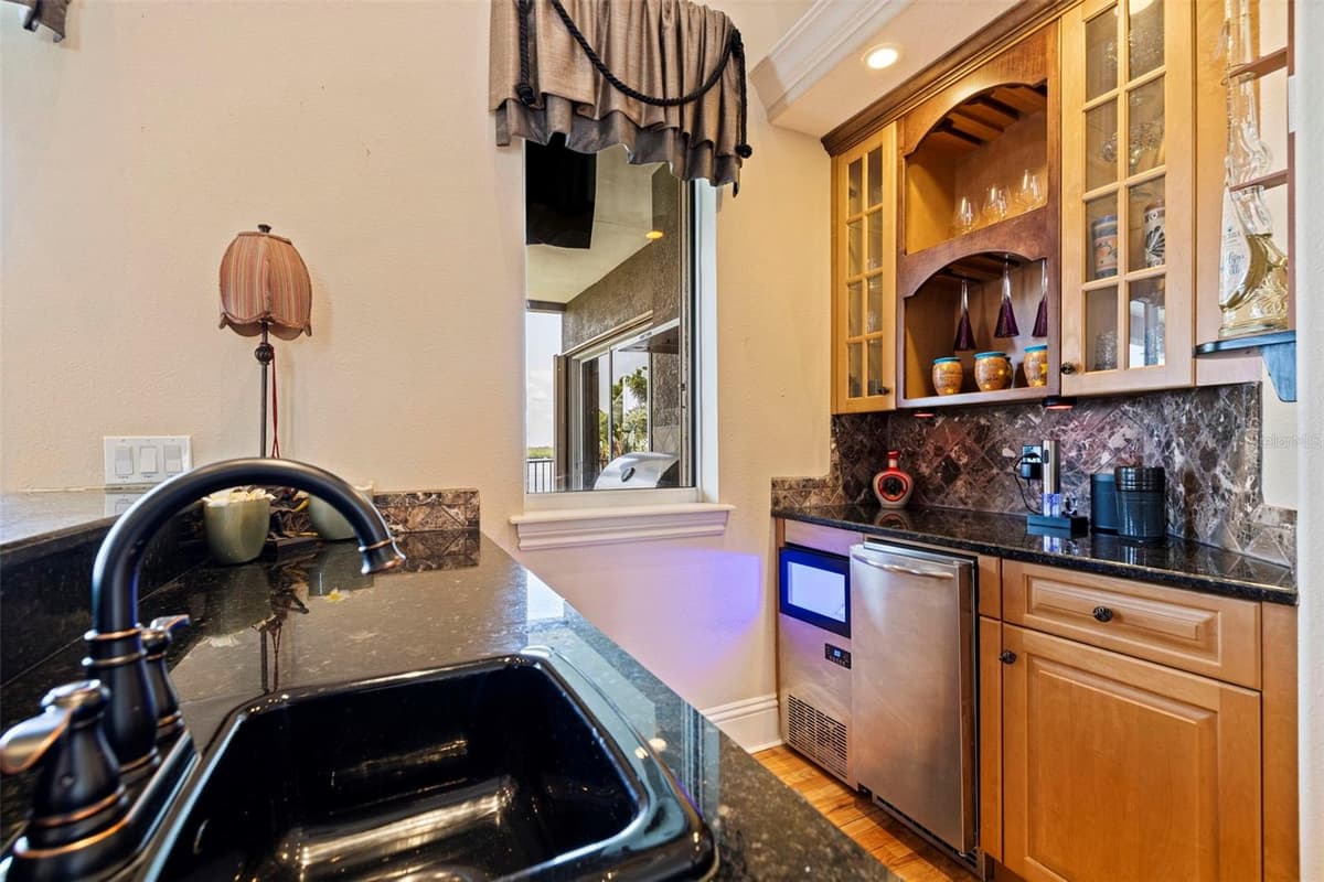 4631 HARBORPOINTE DRIVE — photo 9 of 57
