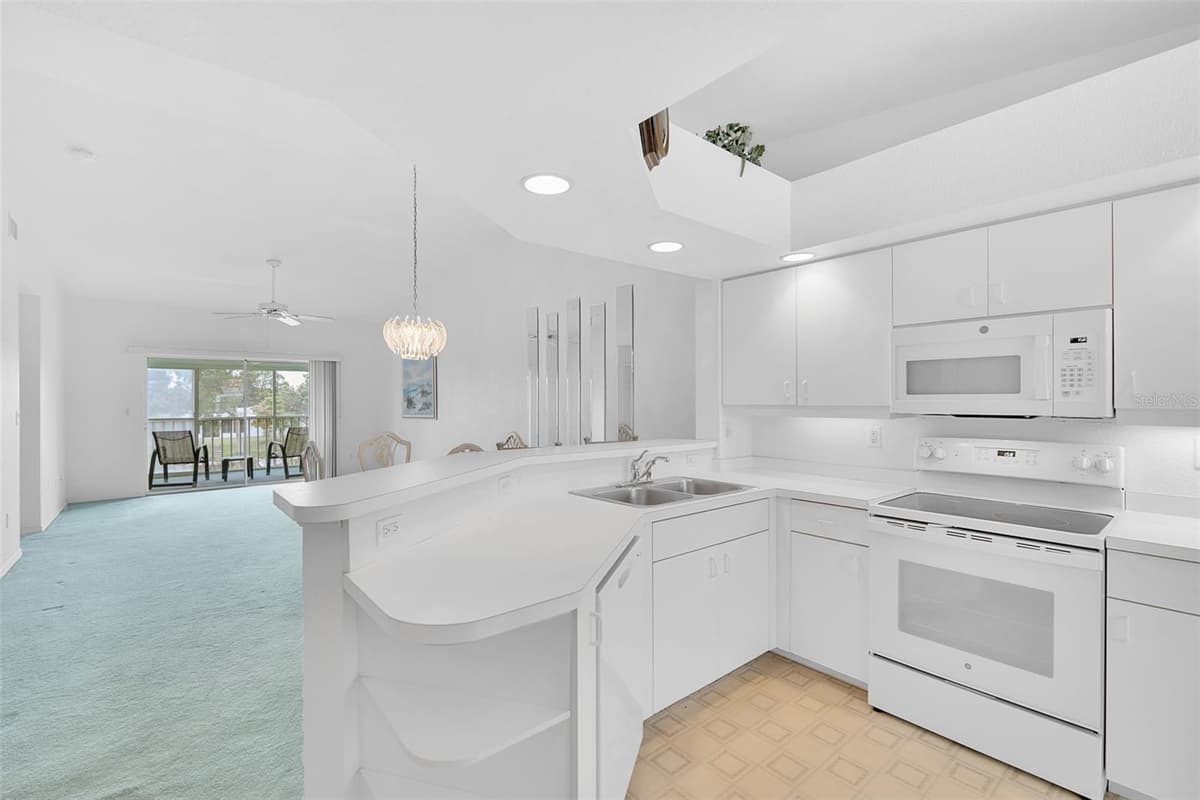 5725 GREENWOOD AVENUE — photo 4 of 38