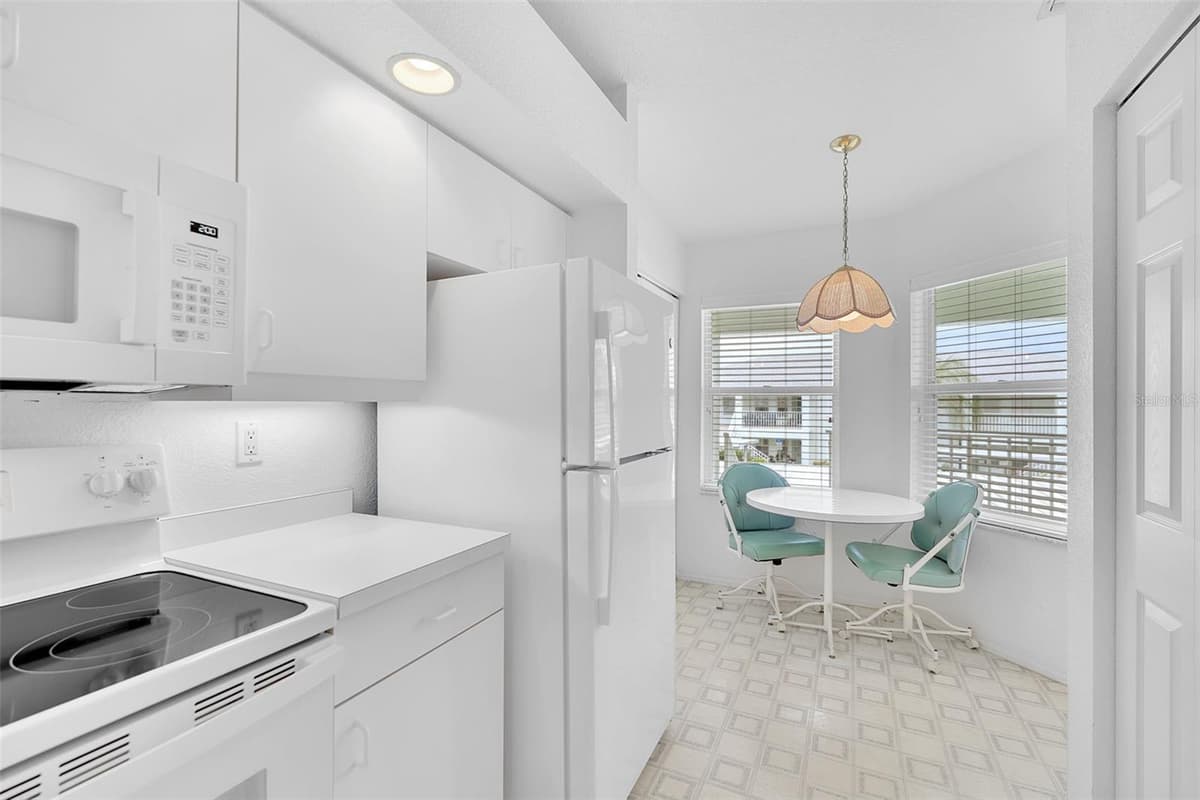 5725 GREENWOOD AVENUE — photo 7 of 38