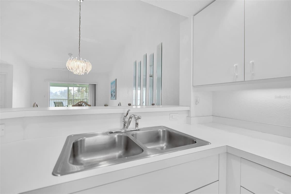 5725 GREENWOOD AVENUE — photo 10 of 38