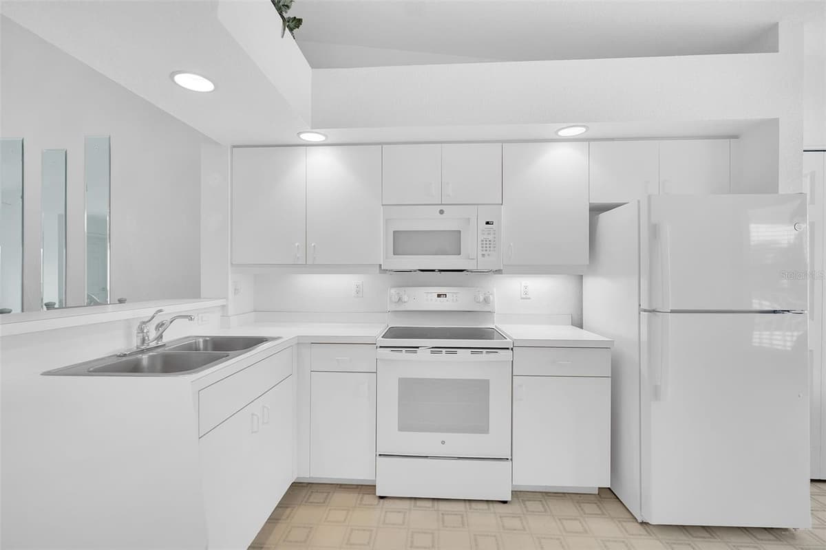 5725 GREENWOOD AVENUE — photo 5 of 38