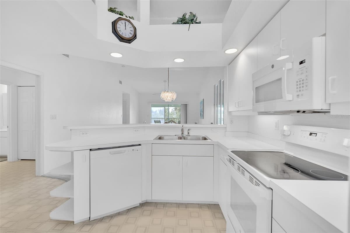5725 GREENWOOD AVENUE — photo 6 of 38