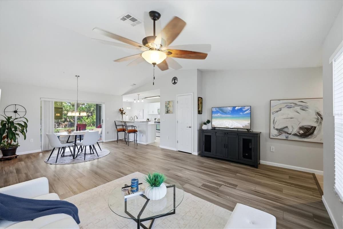 9084 PROSPECT AVENUE — photo 4 of 32