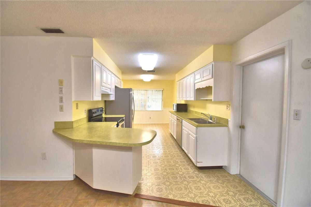 1212 LYNN AVENUE — photo 19 of 60