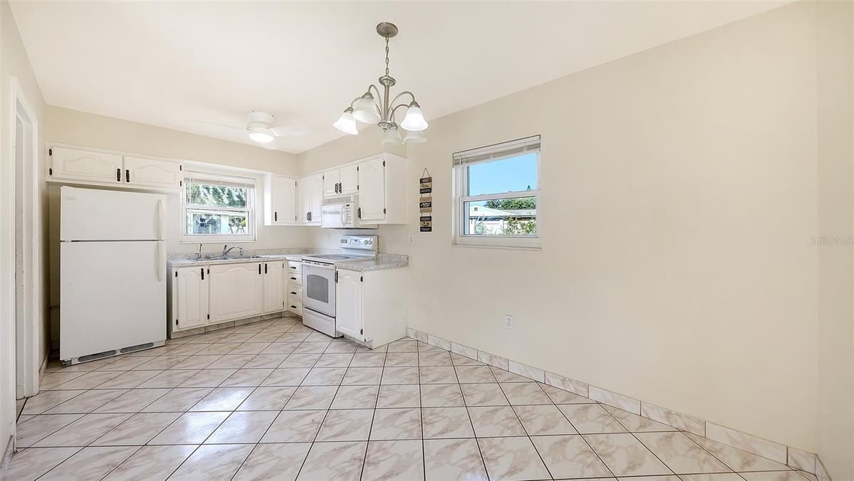 3307 NEWTOWN BOULEVARD — photo 9 of 47
