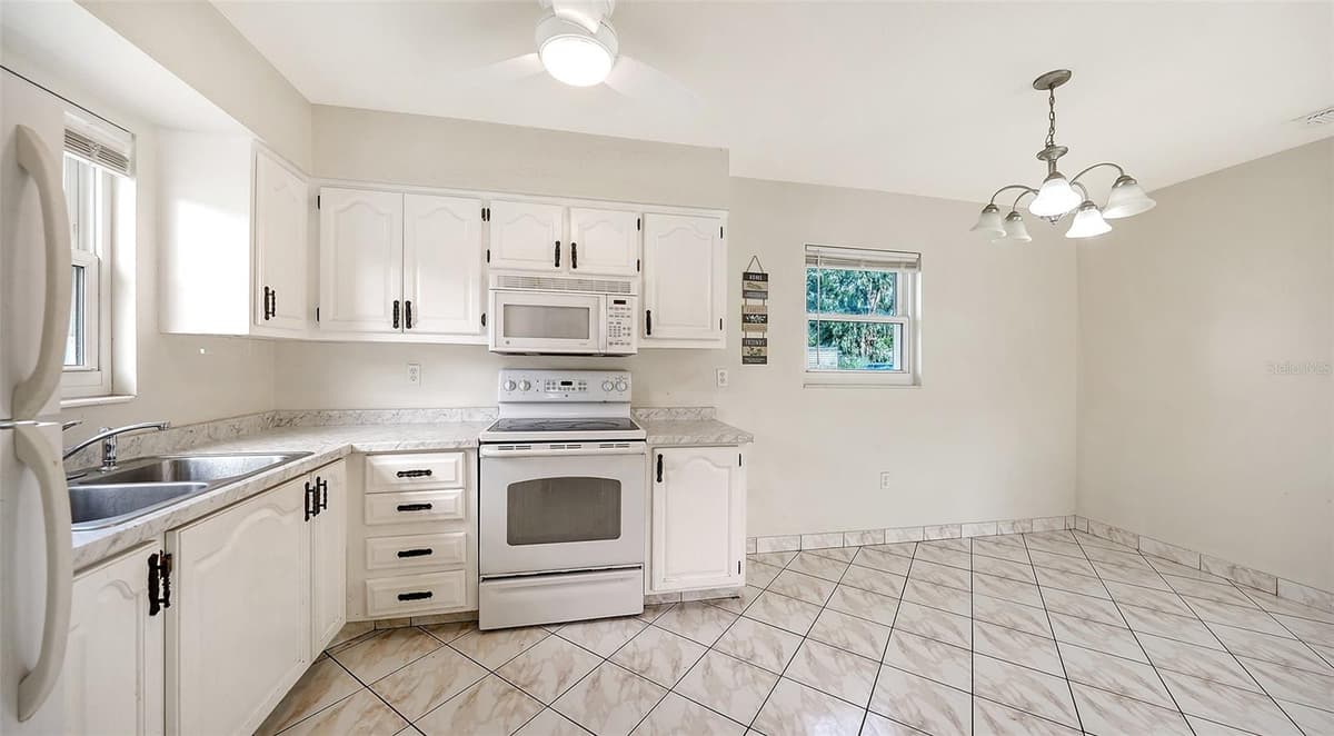 3307 NEWTOWN BOULEVARD — photo 13 of 47