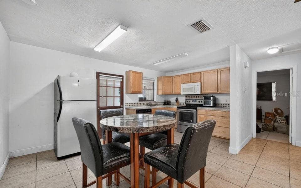 912 ROYAL OAK COURT — photo 7 of 42