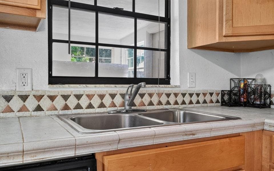 912 ROYAL OAK COURT — photo 9 of 42
