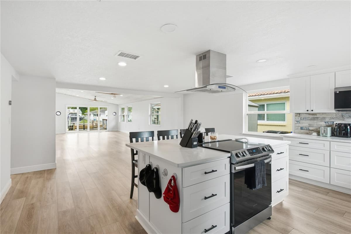 4930 POMPANO DRIVE — photo 18 of 49
