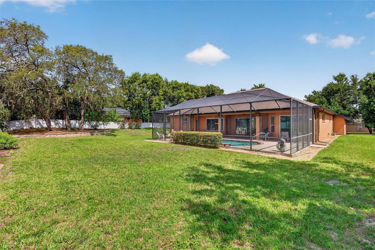 12470 HUNTINGTON WOODS AVENUE — photo 5 of 61