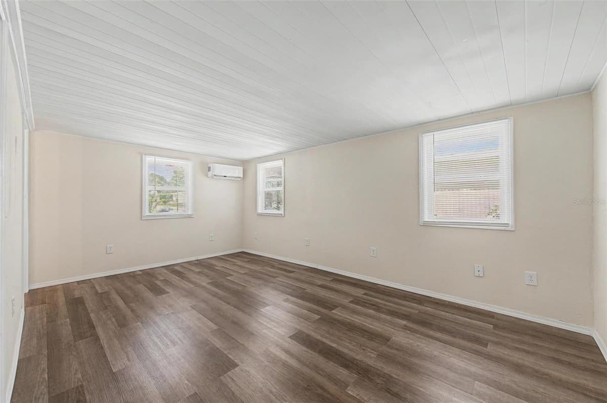 7338 FIRST LOOP AVENUE — photo 14 of 37