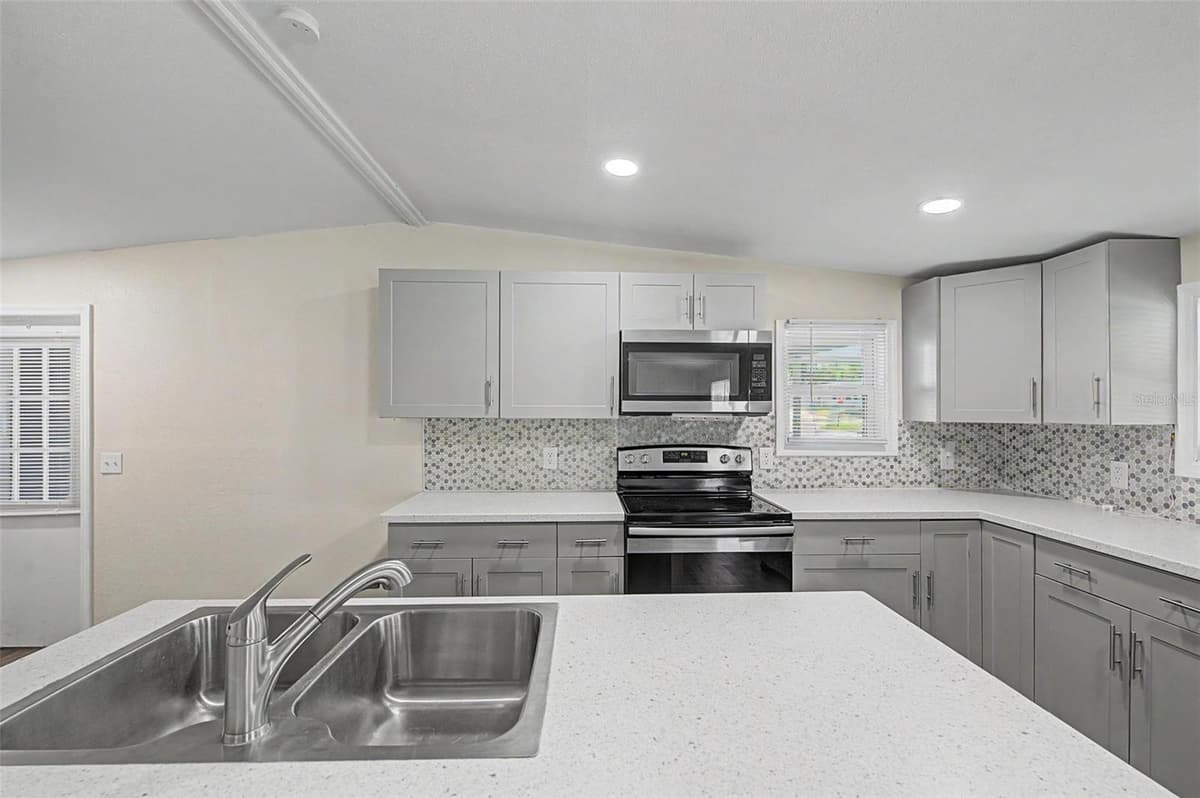 7338 FIRST LOOP AVENUE — photo 23 of 37