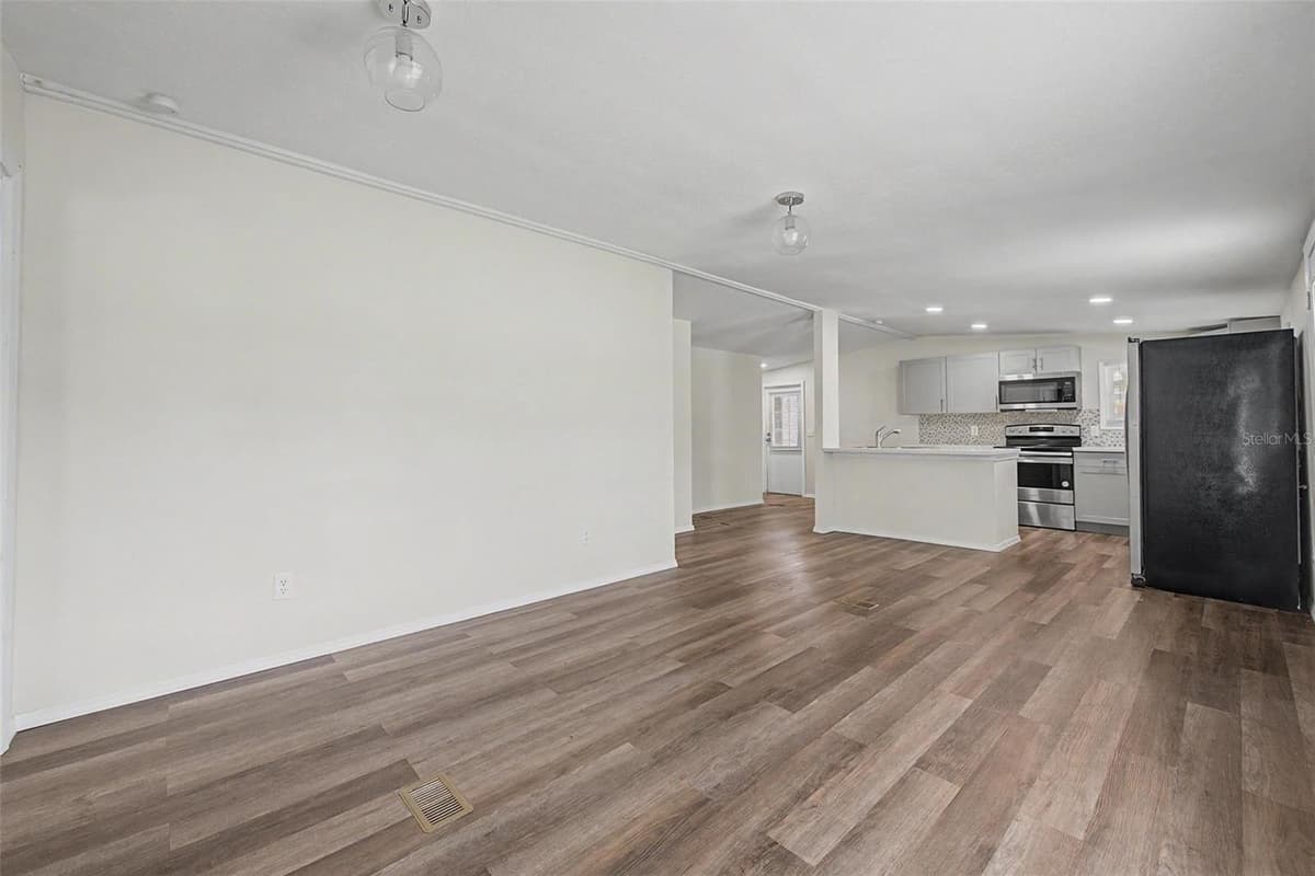 7338 FIRST LOOP AVENUE — photo 9 of 37